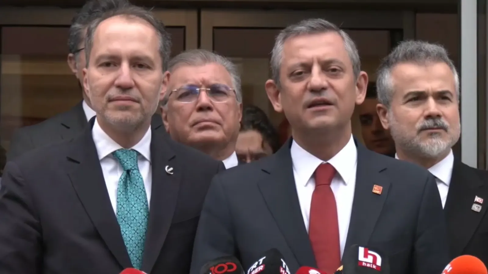 Özel'den Öcalan Çağrısına İlişkin Değerlendirme: “Başı Sonu Demokratikleşmedir”