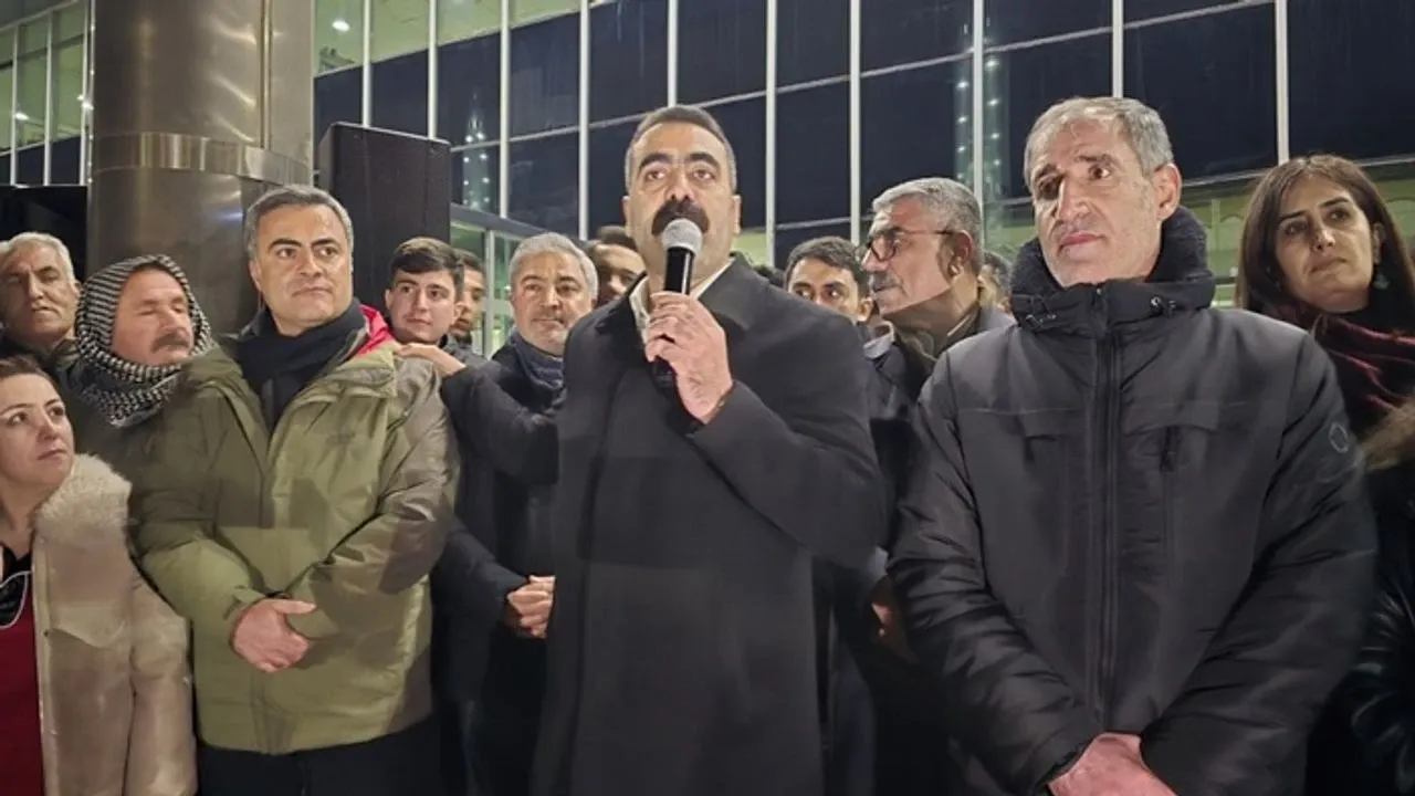 Diyarbakır Belediye Eş Başkanı Hatun, Van’da Gözaltına Alındı