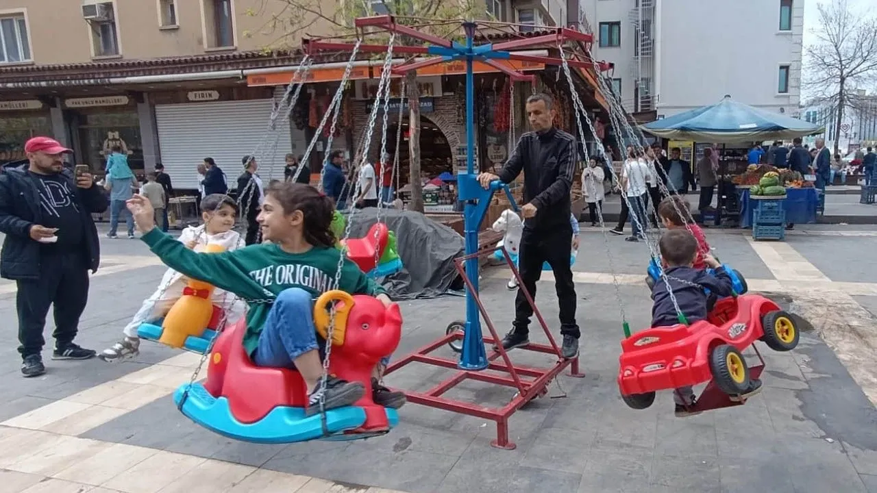 Çocuklara Eğlence Büyüklere Nostalji Yaşatıyor