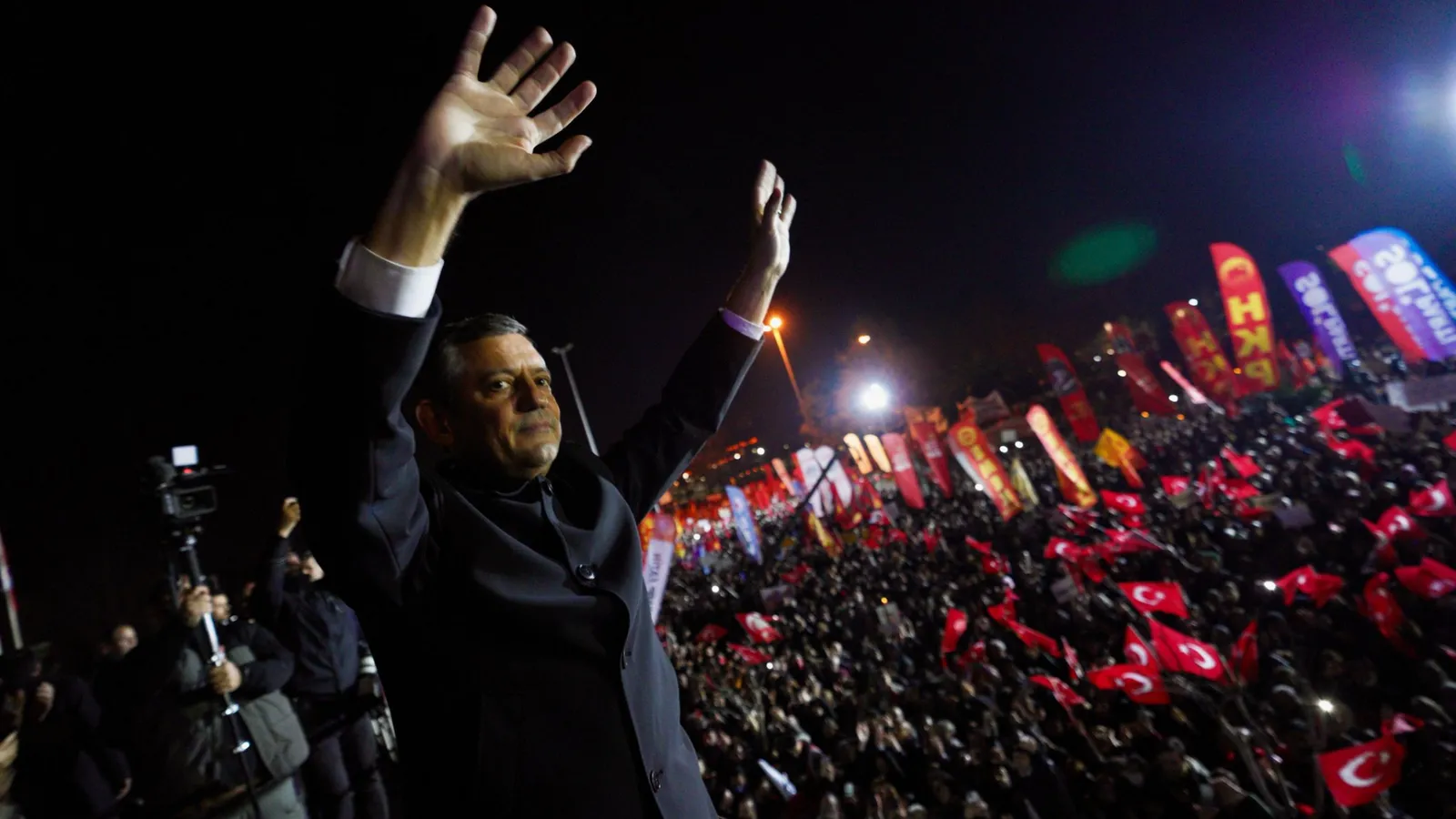 Özgür Özel'den Mansur Yavaş Özrü