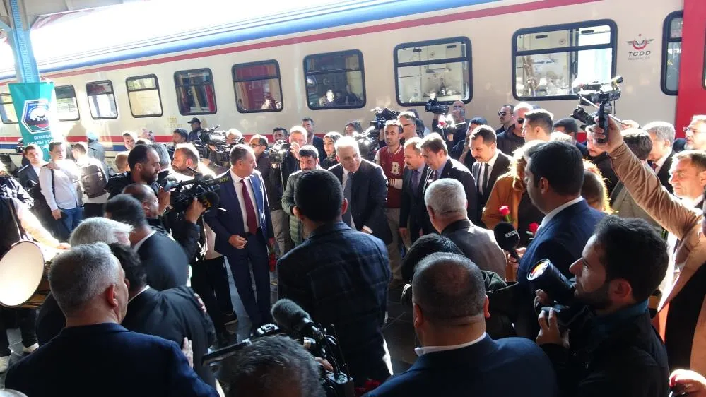 Turistik Diyarbakır Ekspresi Treni Davul ve Zurna Ile Karşılandı