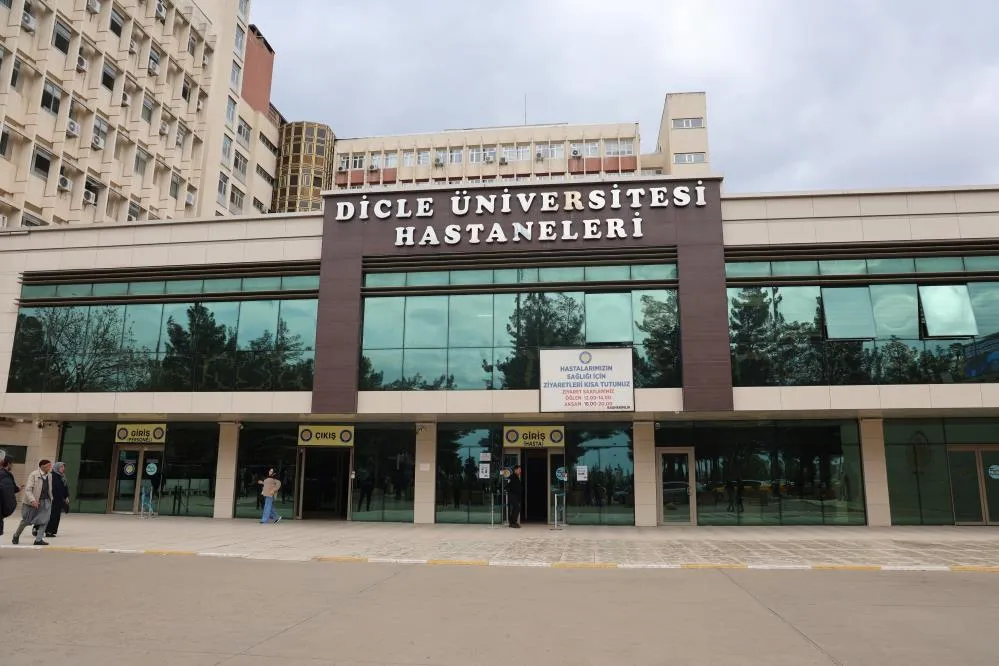 Diyarbakır'da ‘Bıçak’ Parası Aldığı İddia Edilen Öğretim Görevlisi Görevden Uzaklaştırıldı