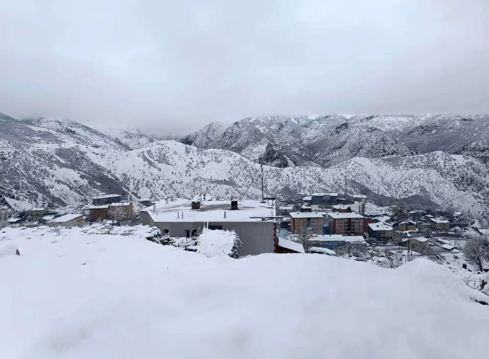 Şırnak'ta Nisanda Lapa Lapa Kar Yağdı, Ahırlar Zarar Gördü