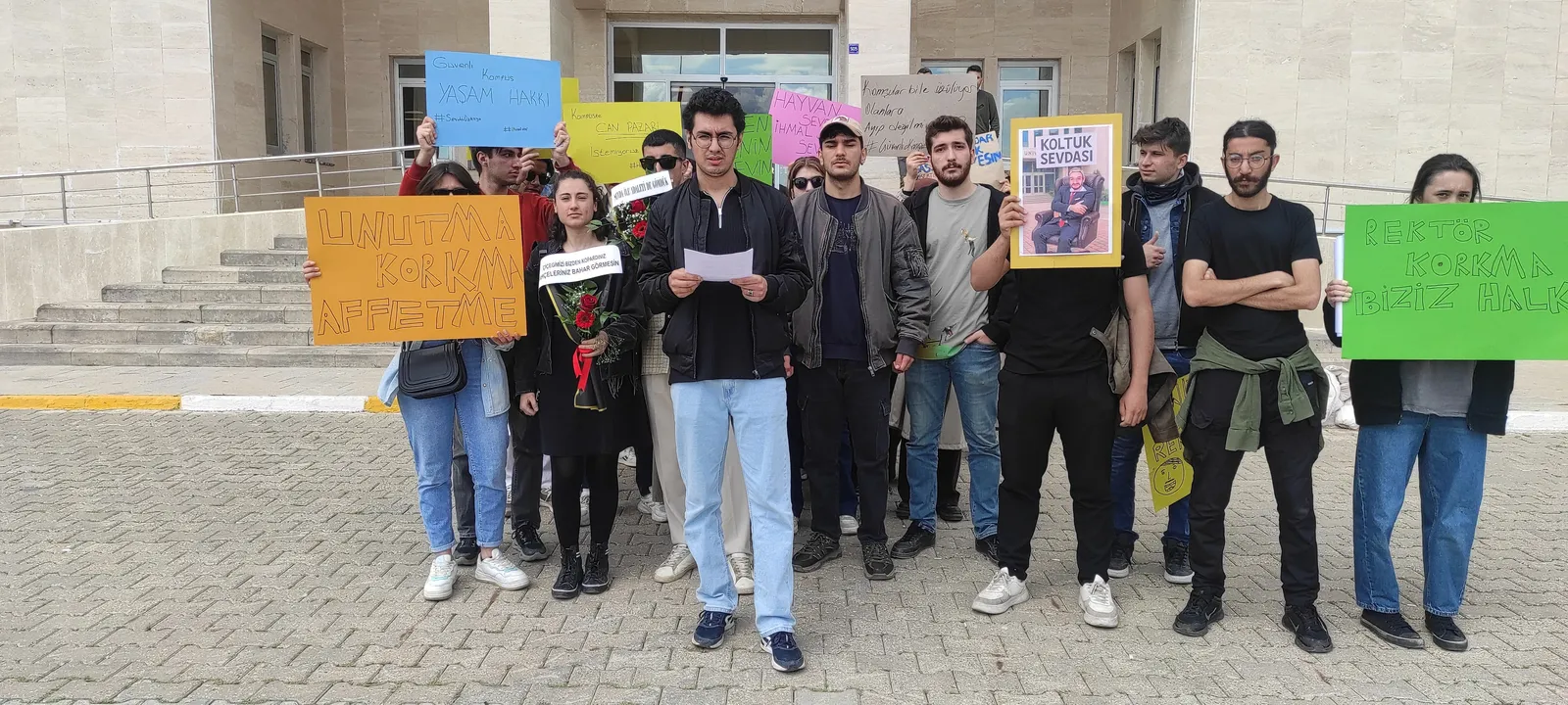 Öğrenciler Ölen Arkadaşları İçin Rektörlük Önünde Eylem Yapıyor