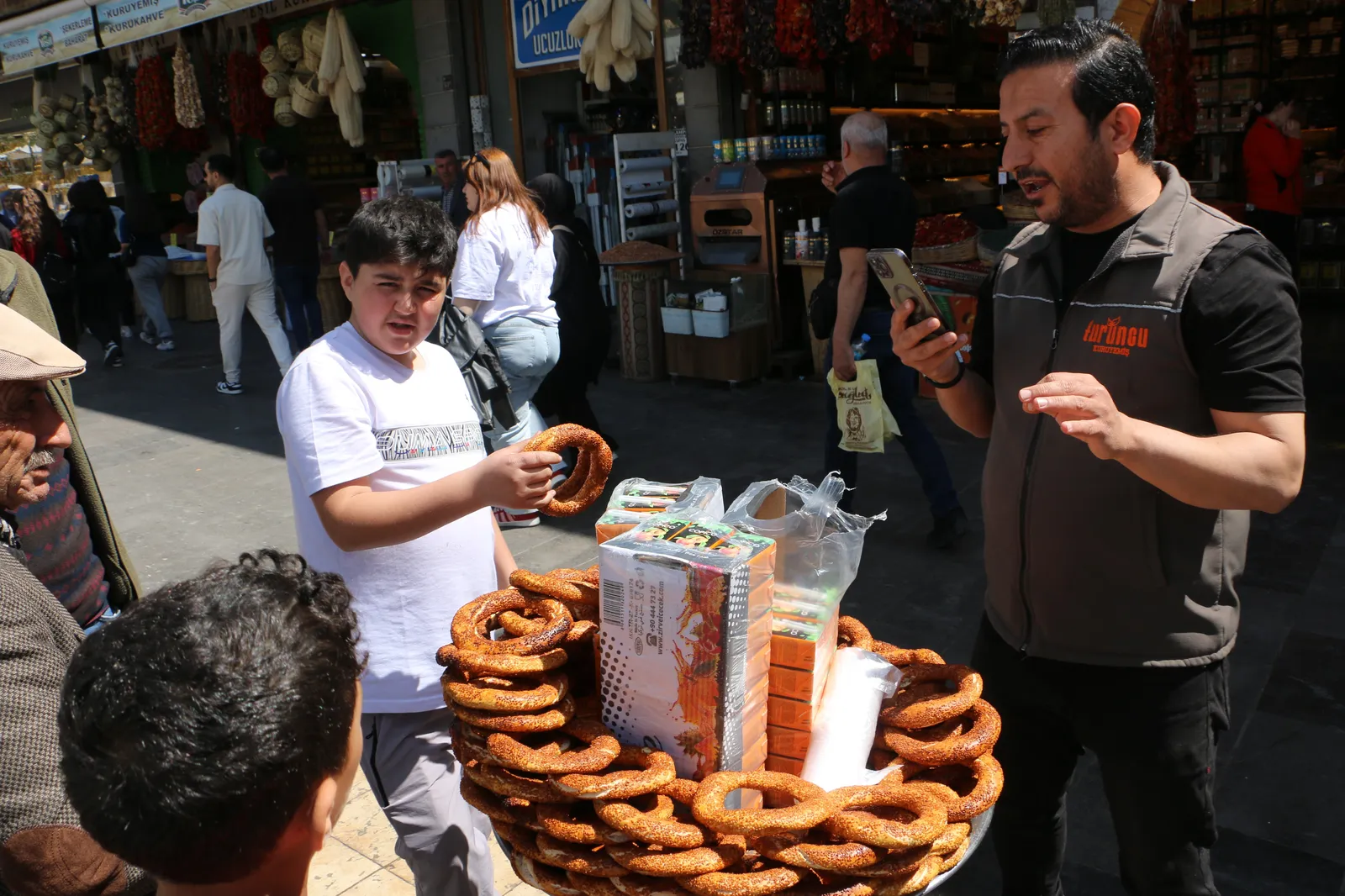Canlı Yayın Bağışlarıyla Ücretsiz Simit ve Meyve Suyu Dağıtıyor