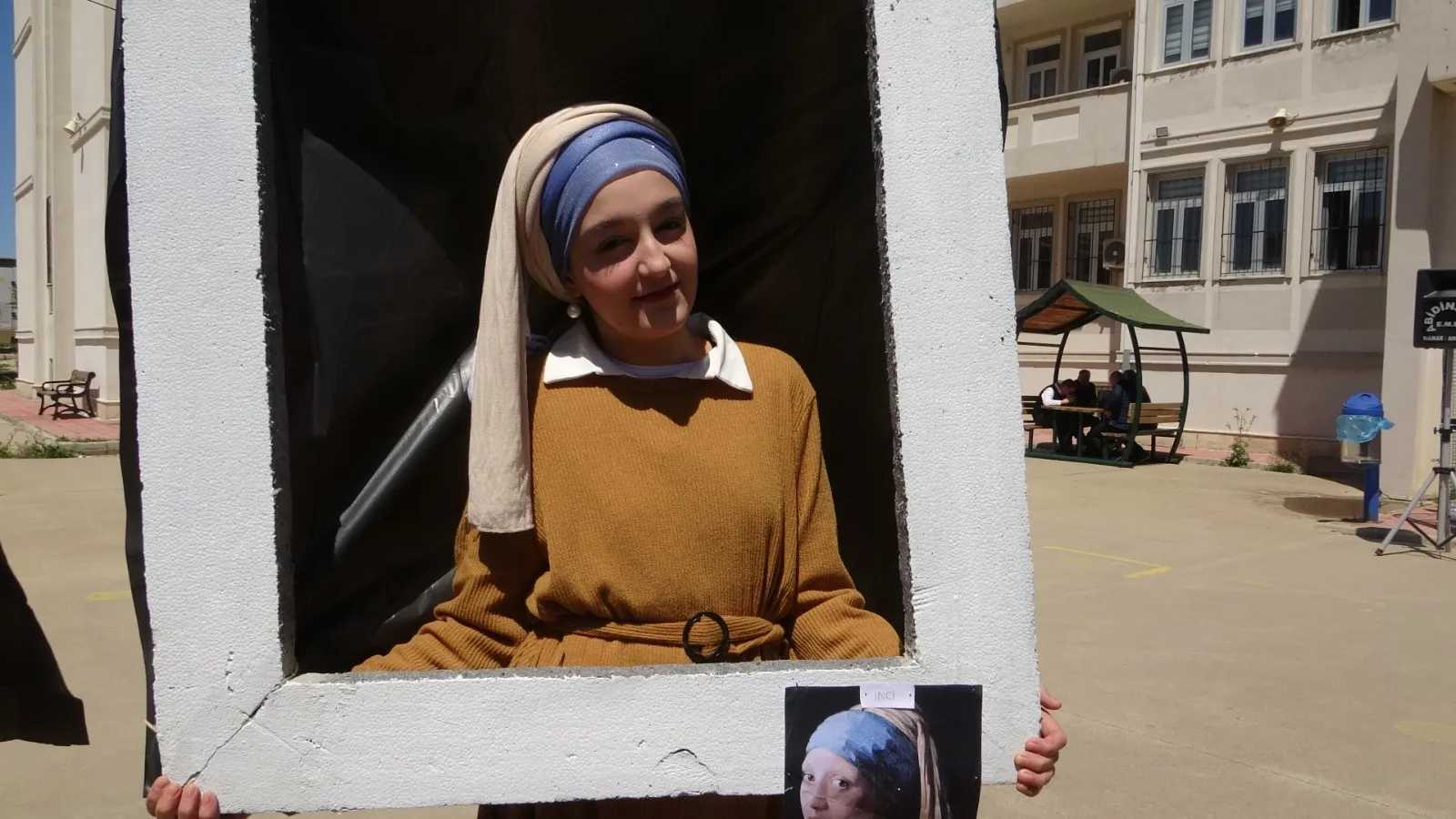 Öğrenciler Atıklardan 'Yürüyen Tablolar' Yaptı
