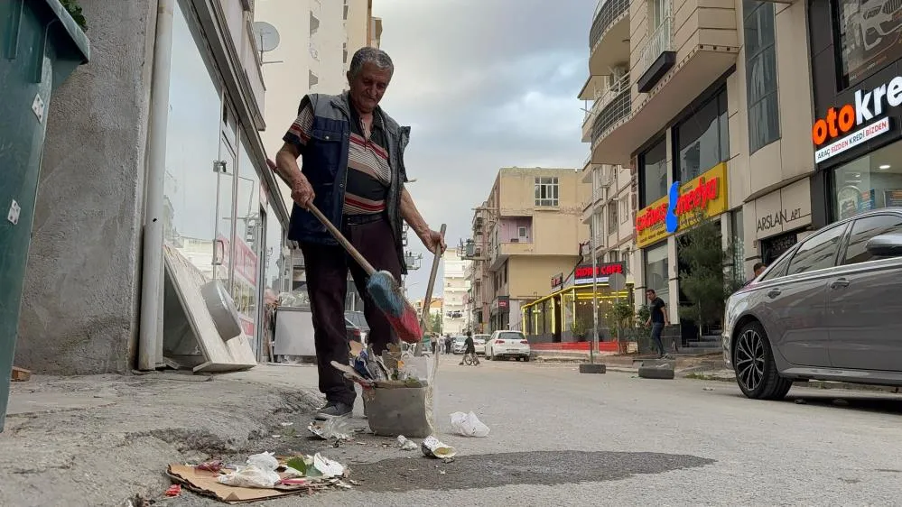Batman'da Vatandaş Belediyenin Temizlemediği Sokağı Kendi Süpürdü