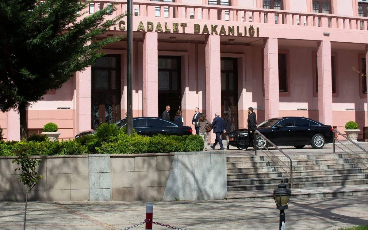 DEM Parti ile Adalet Bakanı Tunç Arasındaki Görüşmesi Başladı