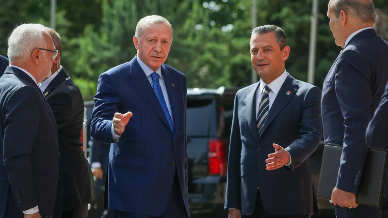 Erdoğan, Özgür Özel’e ‘Cunta Başkanı’ Sözleri Nedeniyle Tazminat Davası Açtı