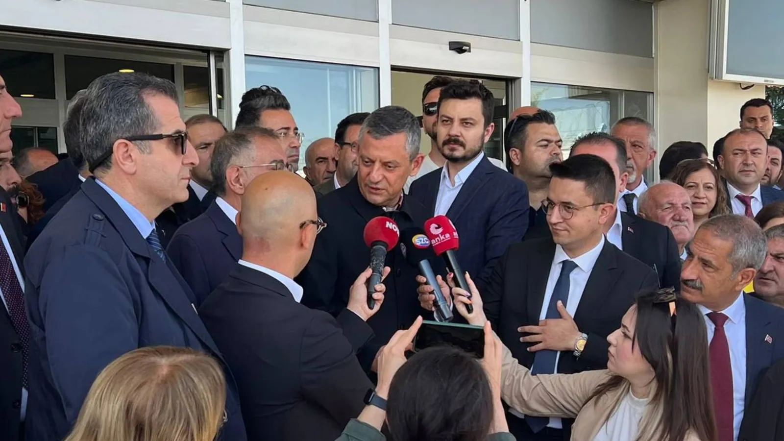 Özgür Özel, Miting İçin Van'da: CHP ve Türkiye Açısından Çok Önemli Bir Gün; Önemli Mesajlar Vereceğiz