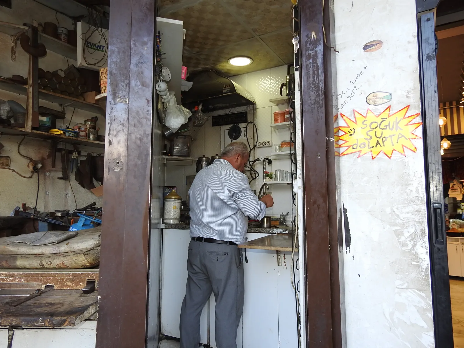 Çaycı İsmet Usta’nın Ocağı 35 Yıldır Bir Metrekarelik Dükkanda Kaynıyor