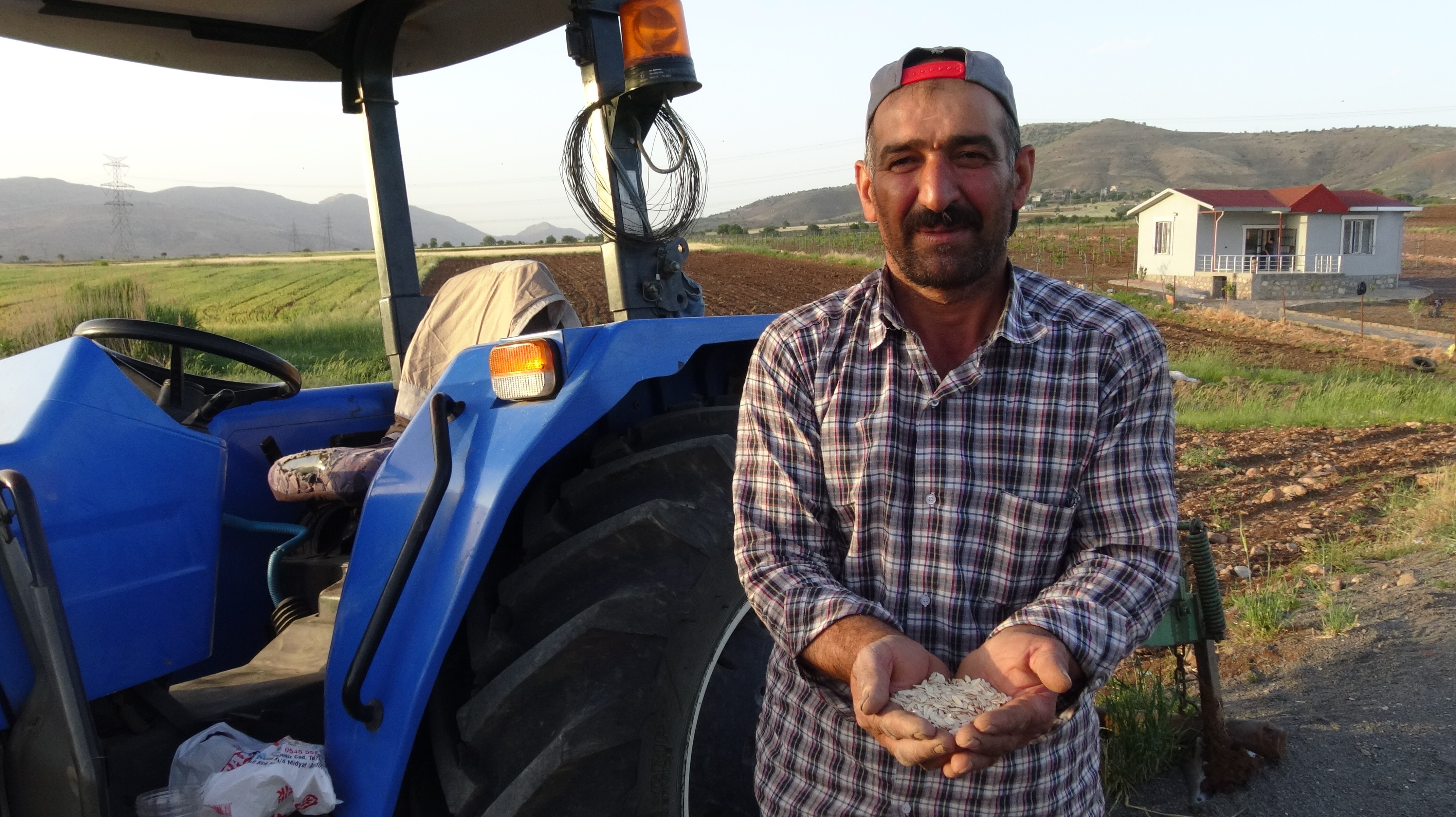 Gercüş’te Ekim Zamanı: Karpuz ve Kavun Tohumları Toprakla Buluşturuldu