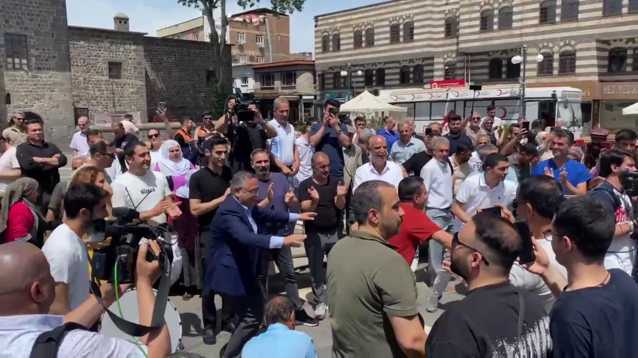 PKK Fesih Kararı Aldı, Diyarbakır'da Kutlamalar Başladı