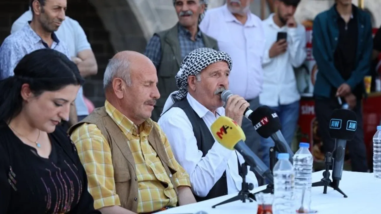 Kürt Dil Bayramı'nda Ulu Cami Önünde Dengbêj Dinletisi