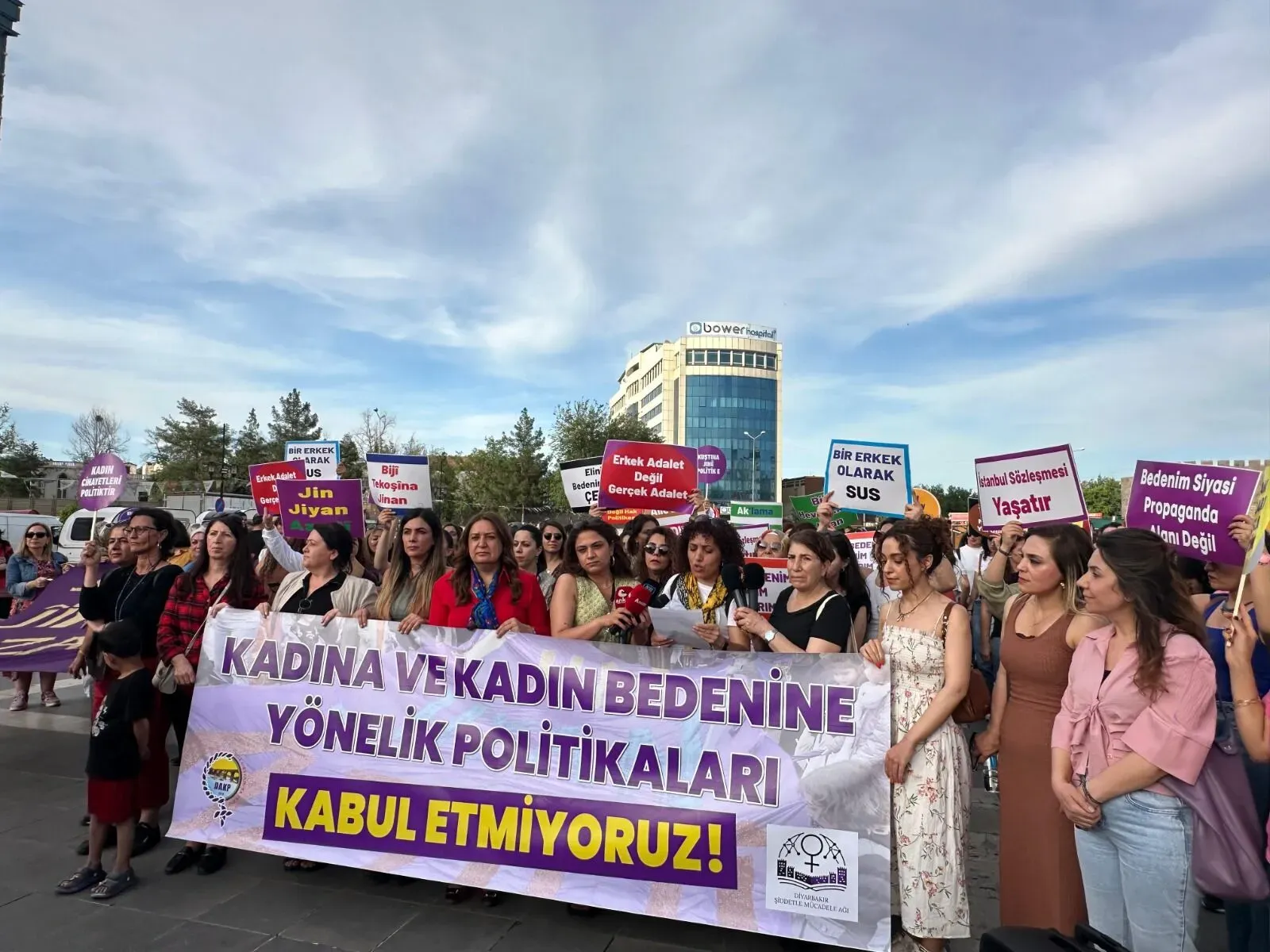 Diyarbakır'da Kadınlar Şiddete Karşı Yürüdü