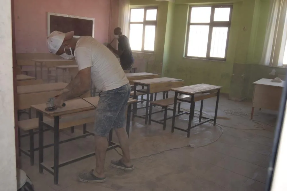 Okullar Tatil Oldu, İdareciler Tatil Yerine Tadilatı Seçti