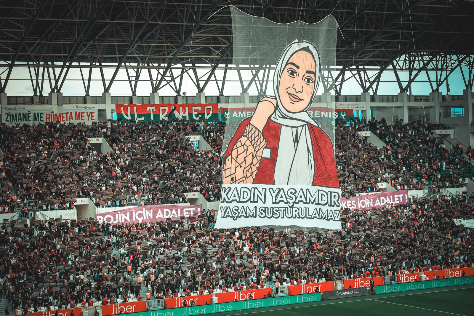 Tribünler Bu Kez Rojin İçin Seslendi: “Kadın Yaşamdır, Yaşam Susturulamaz”