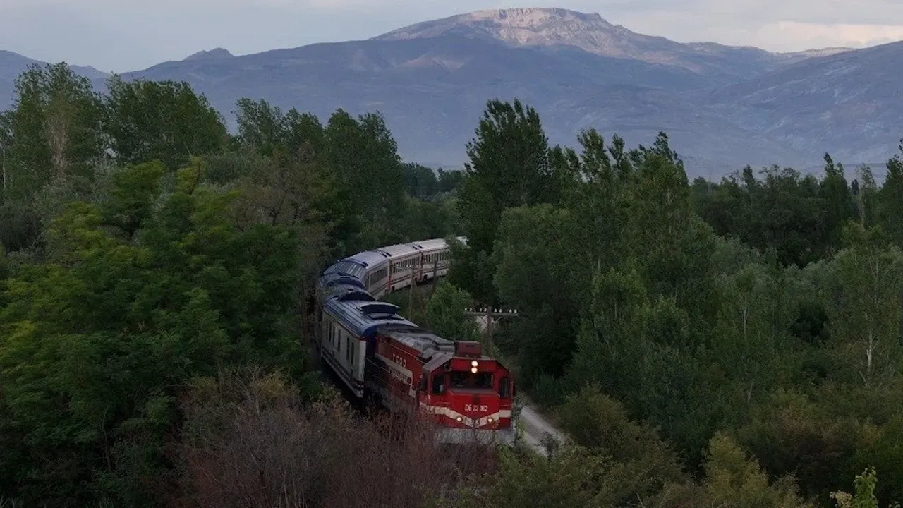 Sonbahar Manzarası Eşliğinde Doğu Ekspresi