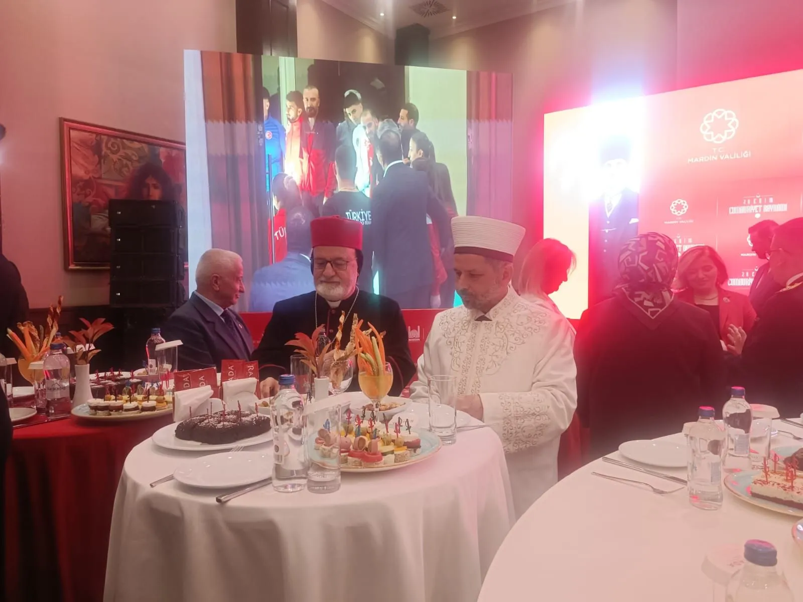 Mardin’de Cumhuriyet Resepsiyonu İki Dinin Temsilcilerini Buluşturdu