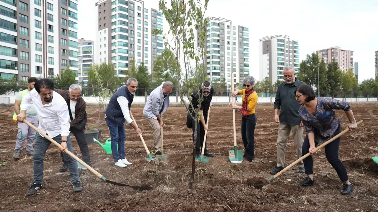 Koma Amed Üyeleri Diyarbakır’da Ağaç Dikti