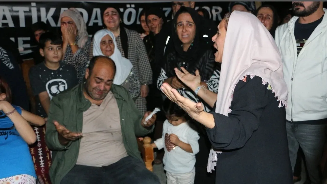 Cezaevinden Tahliye Olan Güran'lar, Narin’in Mezarını Ziyaret Etti