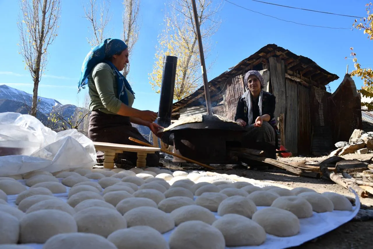 Şırnak'ta Kadınlar İmece Usulüyle Her Eve 200 Ekmek Pişiriyor