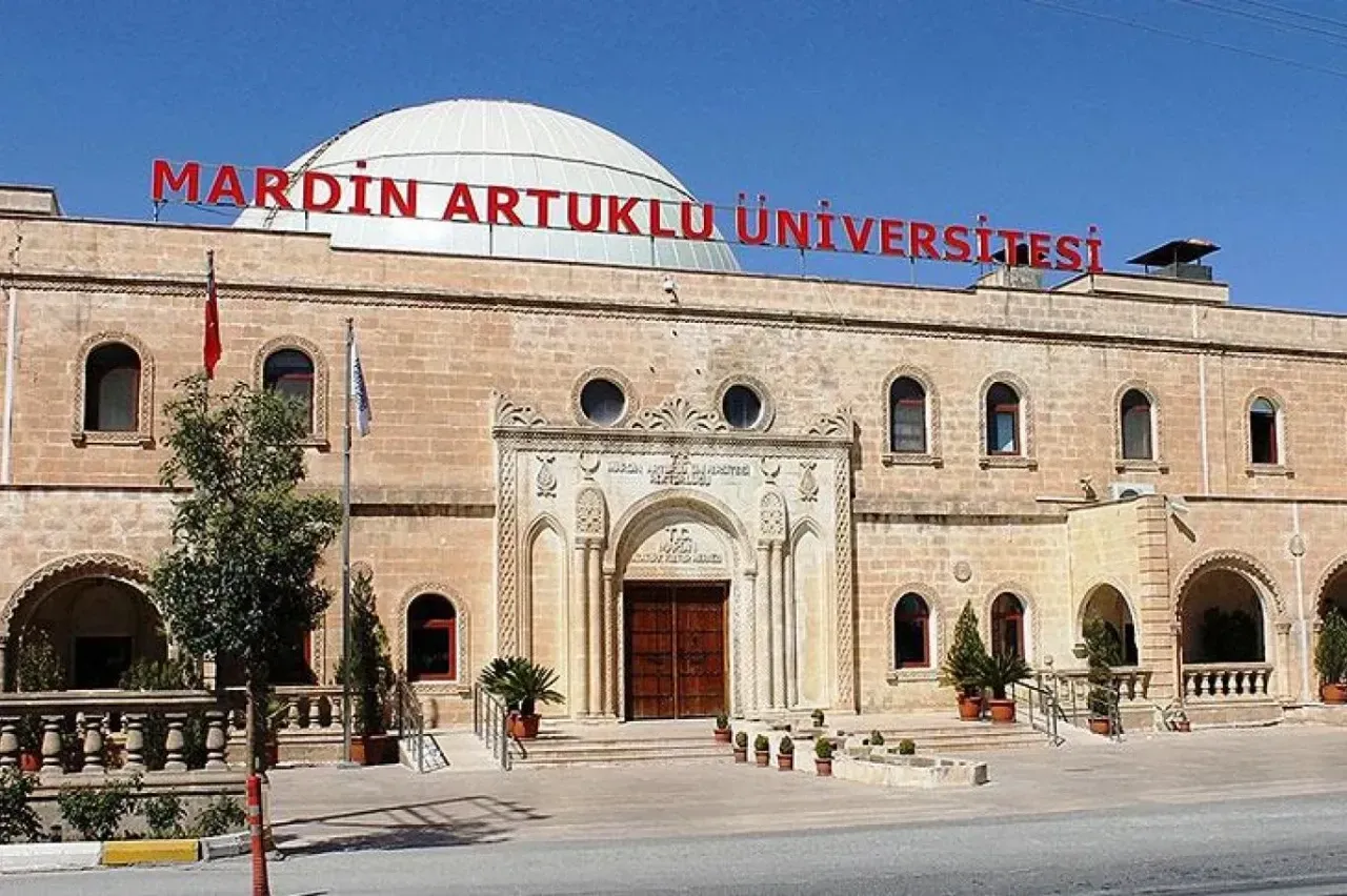 Mardin Artuklu Üniversitesi’nin Araştırma Görevlisi İlanında Tartışma: Alan Dışı Şartı Tepki Çekti