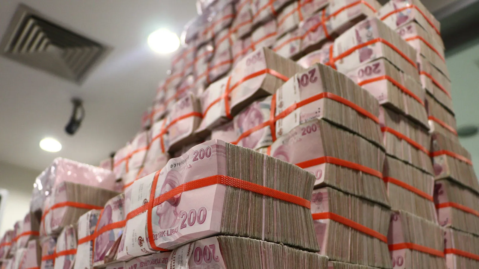 Ekonomik Tablo Ağırlaşıyor: Dakikada 4 Vatandaş İcralık Oluyor!