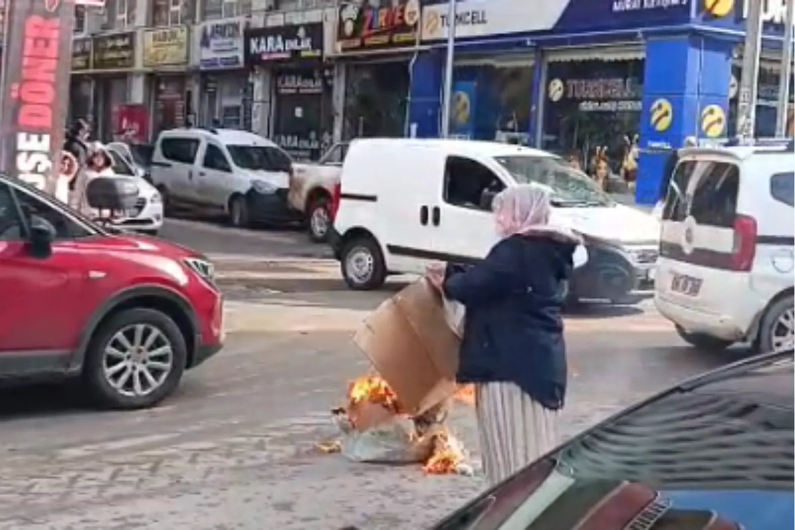 Suriye’deki Kürtlere Yönelik Saldırıları Ateş Yakarak Protesto Etti