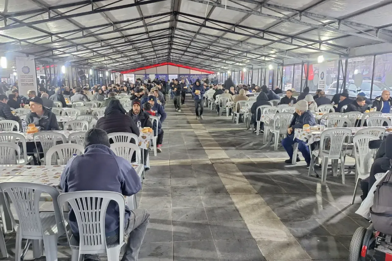 Diyarbakır’da İftar Kuyruğu: Burada Et Yiyebiliyoruz