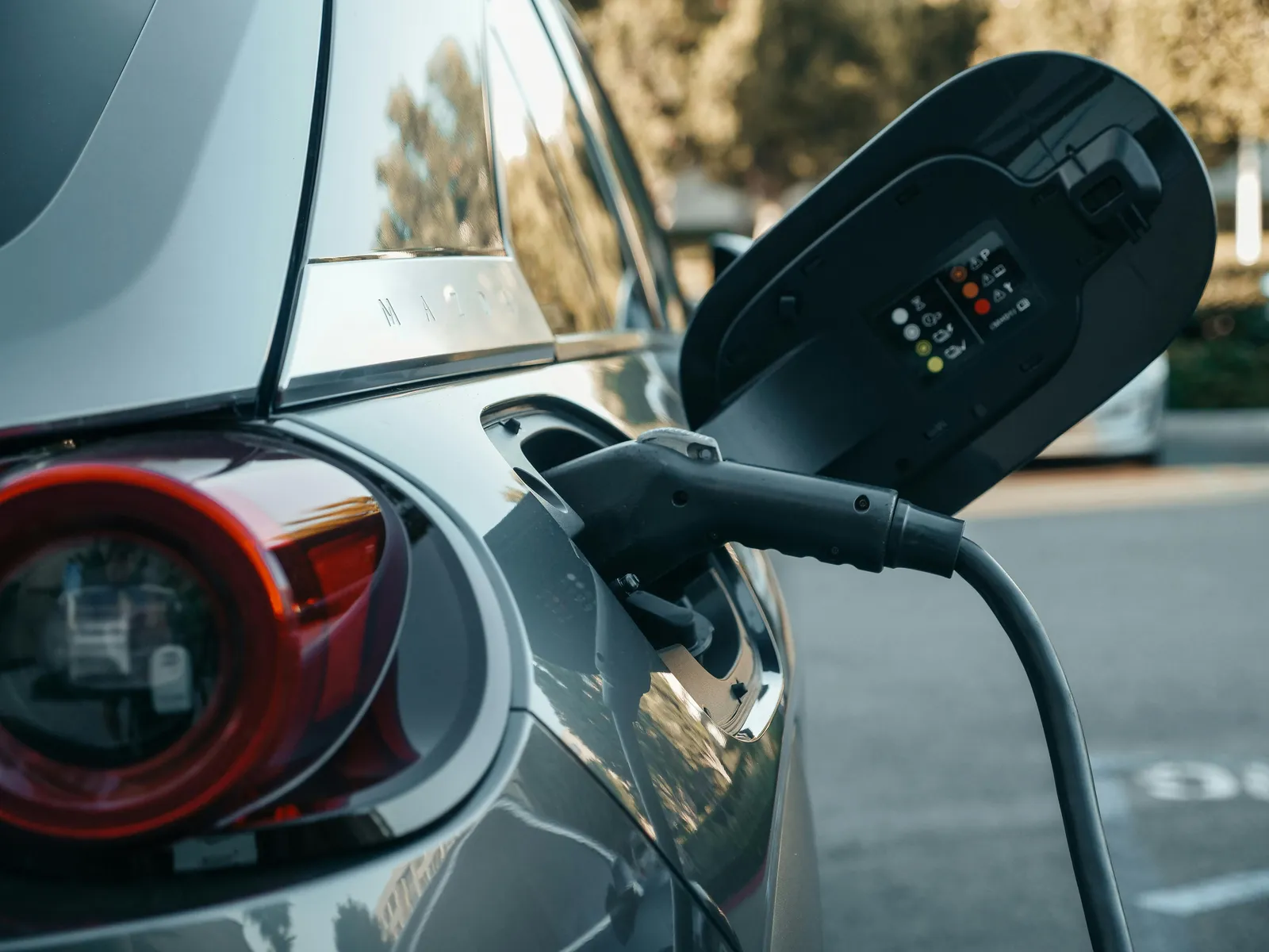 Ortadoğu Gerilimi Petrolü Artırdı: Elektrikli Araçlara İlgi Büyüyor
