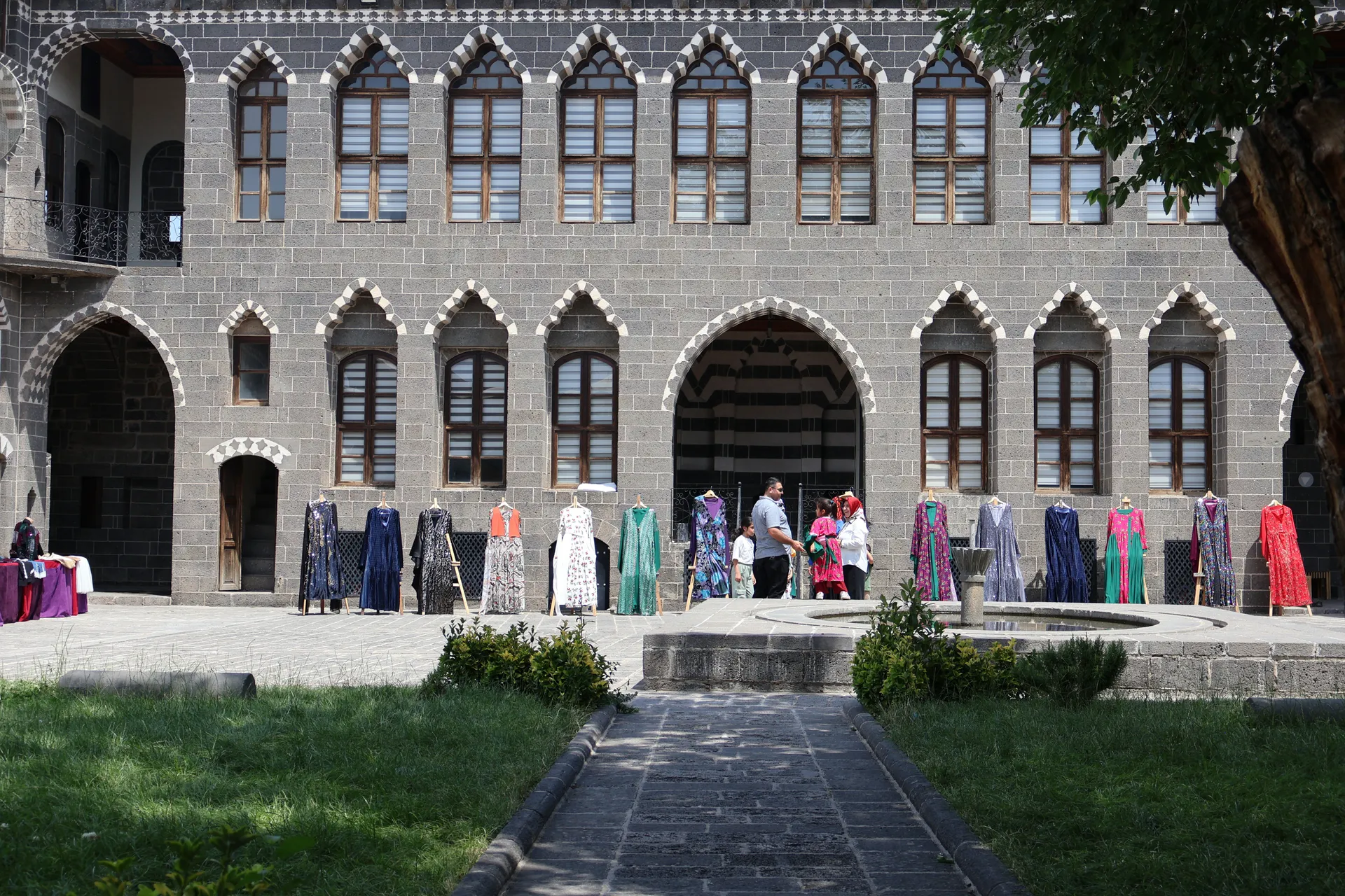 Geçmişten İlham Alan Defile: Kumaşın Hafızası