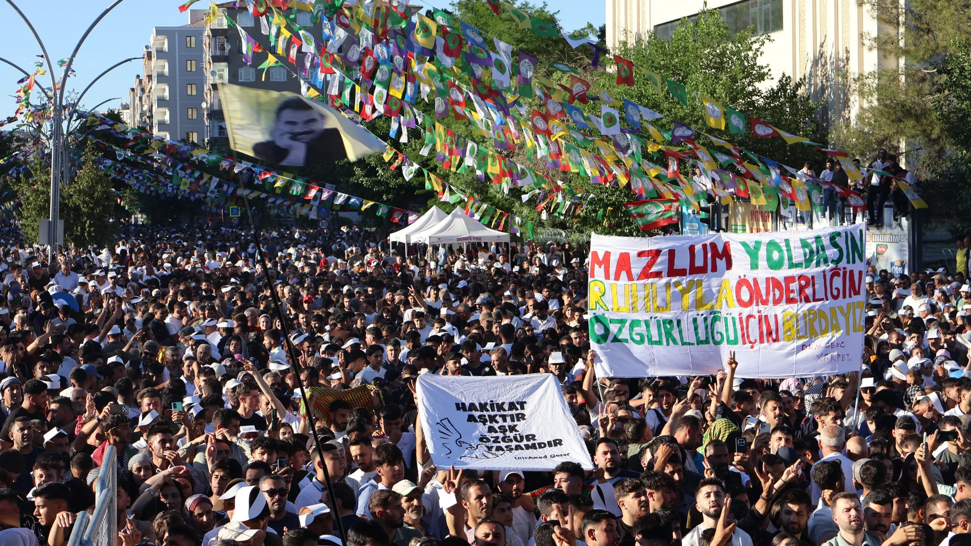 Diyarbakır'daki Mitingde Katılımcılar: "Barış İçin Umutluyuz"