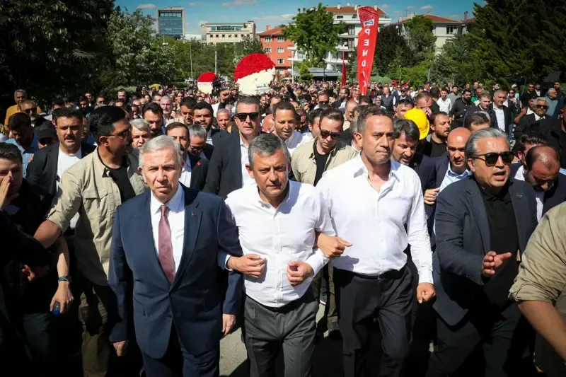 CHP Genel Başkanı Özgür Özel, mahkeme kararıyla görevden uzaklaştırılmasının ardından 30 Mayıs 2026 tarihinde on binlerce kişiyle birlikte Ankara Güvenpark'tan Anıtkabir'e yürümüştü