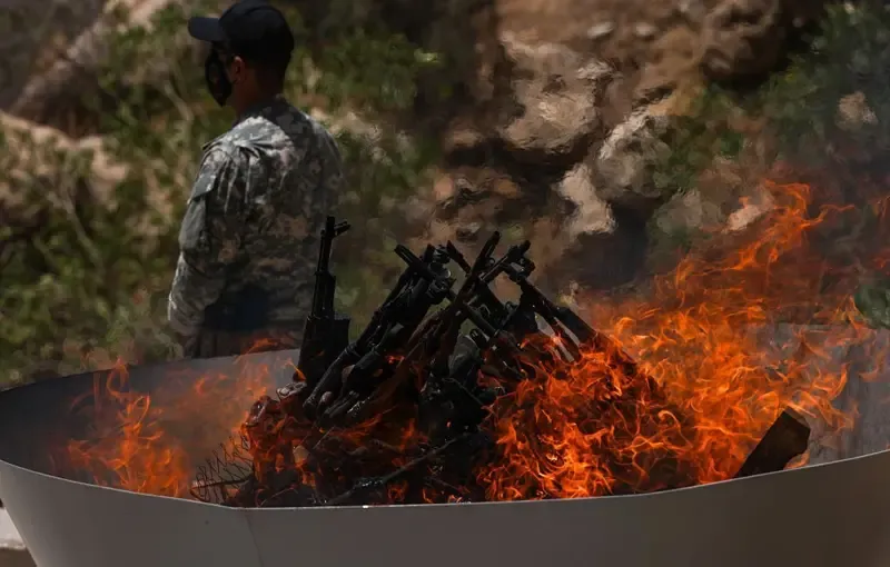 PKK'nın ilk grubu, örgütün fesih ve silah bırakma kararının ardından 11 Temmuz 2025'te Süleymaniye'de düzenlenen törende silahlarını imha etti