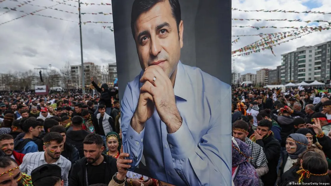 Yeni yasal düzenlemenin Selahattin Demirtaş'a da tahliye yolunu açıp açmayacağı tartışılıyor