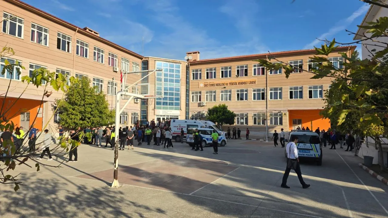 Manisa'da Okul Önünde Silahlı Saldırı: İkisi Ağır 11 Yaralı