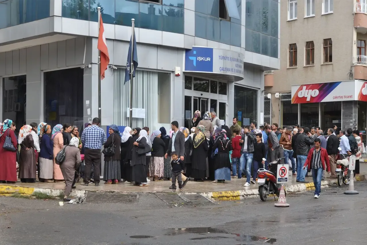 Türkiye’de İşsizlik Uçurumu Büyüyor: Geniş Tanımlı İşsiz Sayısı 12.8 Milyona Dayandı