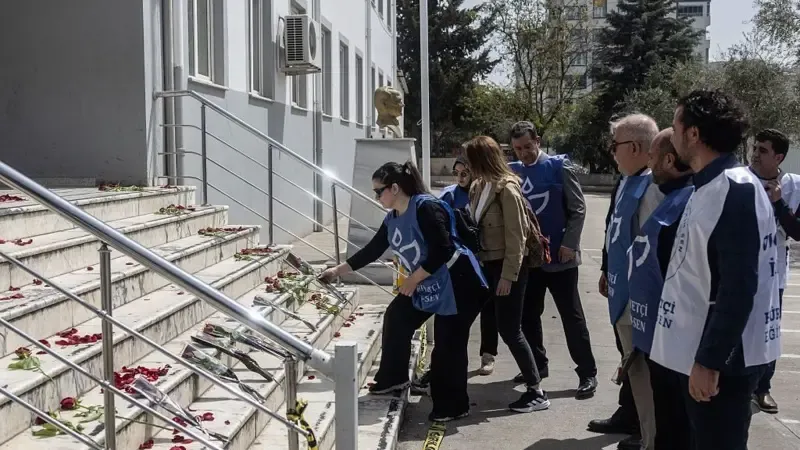 Bir grup öğretmen, Kahramanmaraş'taki saldırıdan sonra Ayşer Çalık Ortaokulu'nun merdivenlerine güller bırakırken görülüyor.