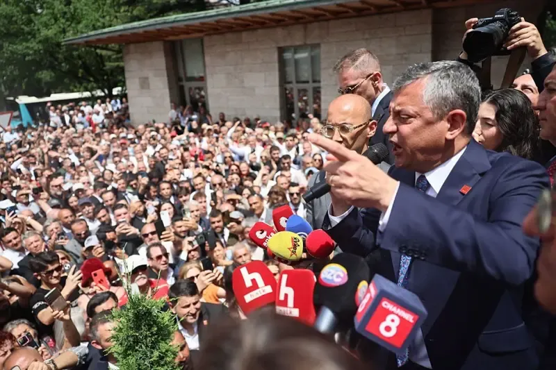 Yeni Parti lideri Özgür Özel, Erdoğan'a yeniden başkanlık yolunu açacak düzenlemelere karşı olduklarını ifade etmişti.