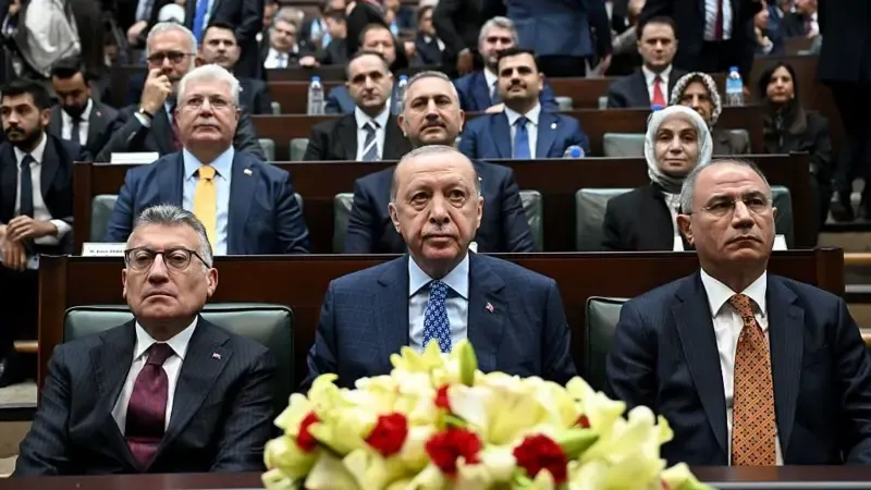 Cumhurbaşkanı Erdoğan'ın yeniden aday olup olamayacağına ilişkin tartışma, Türkiye siyasetinin önde gelen gündemlerinden olmaya devam ediyor.
