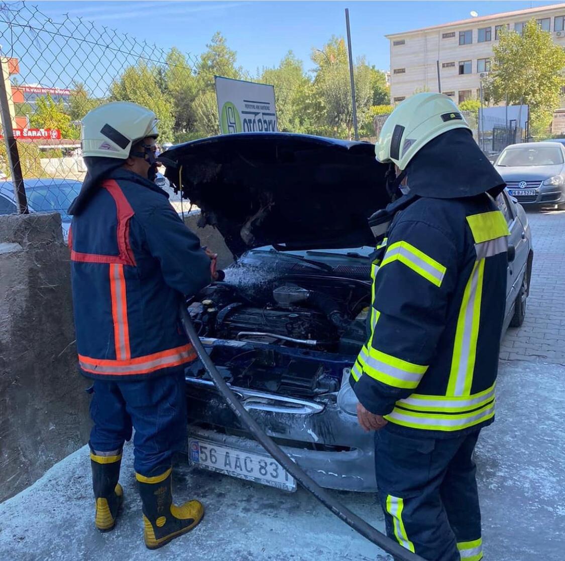 Siirt’te Park Halindeki Araç Alev Aldı