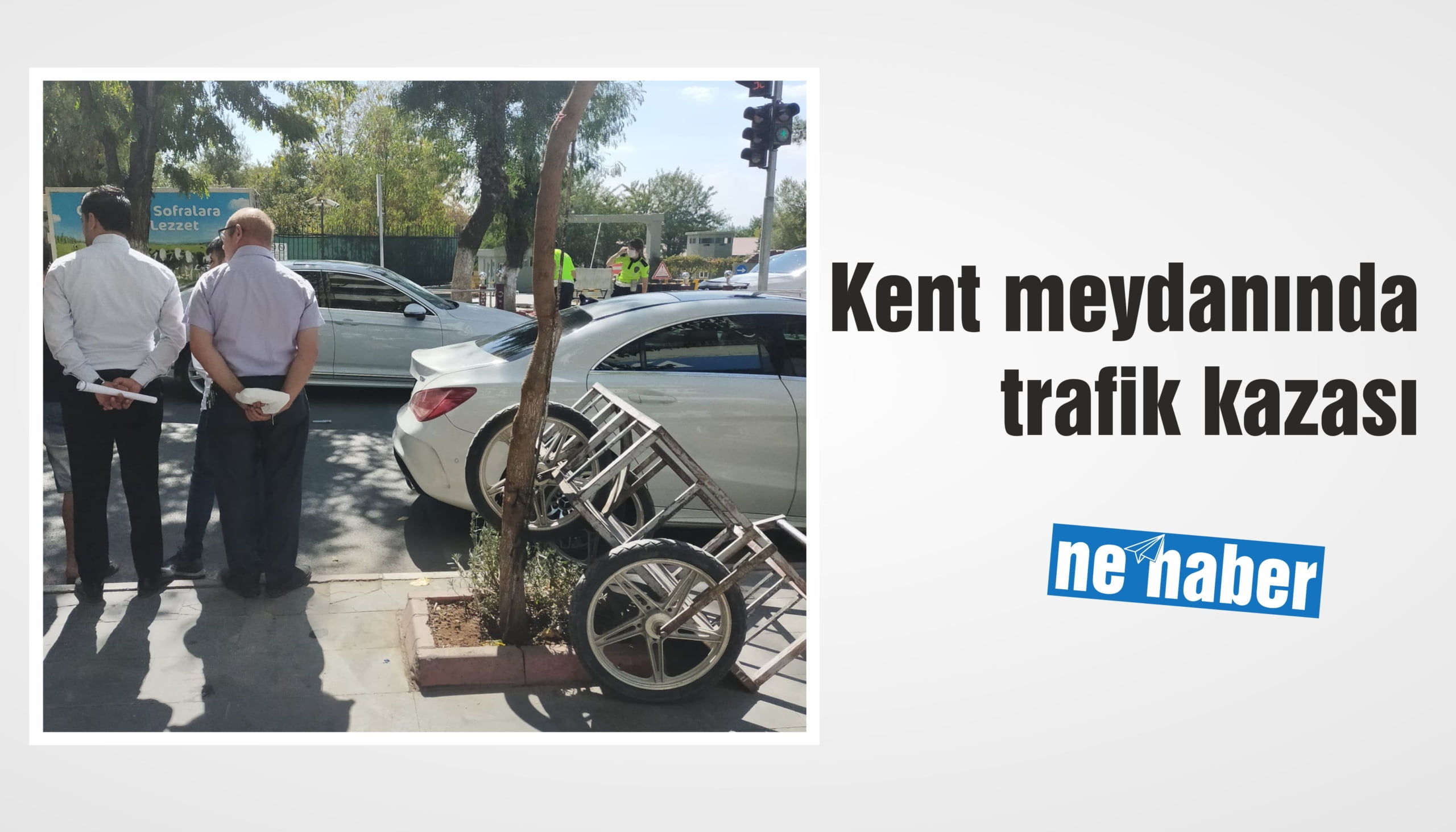 Kent meydanında trafik kazası