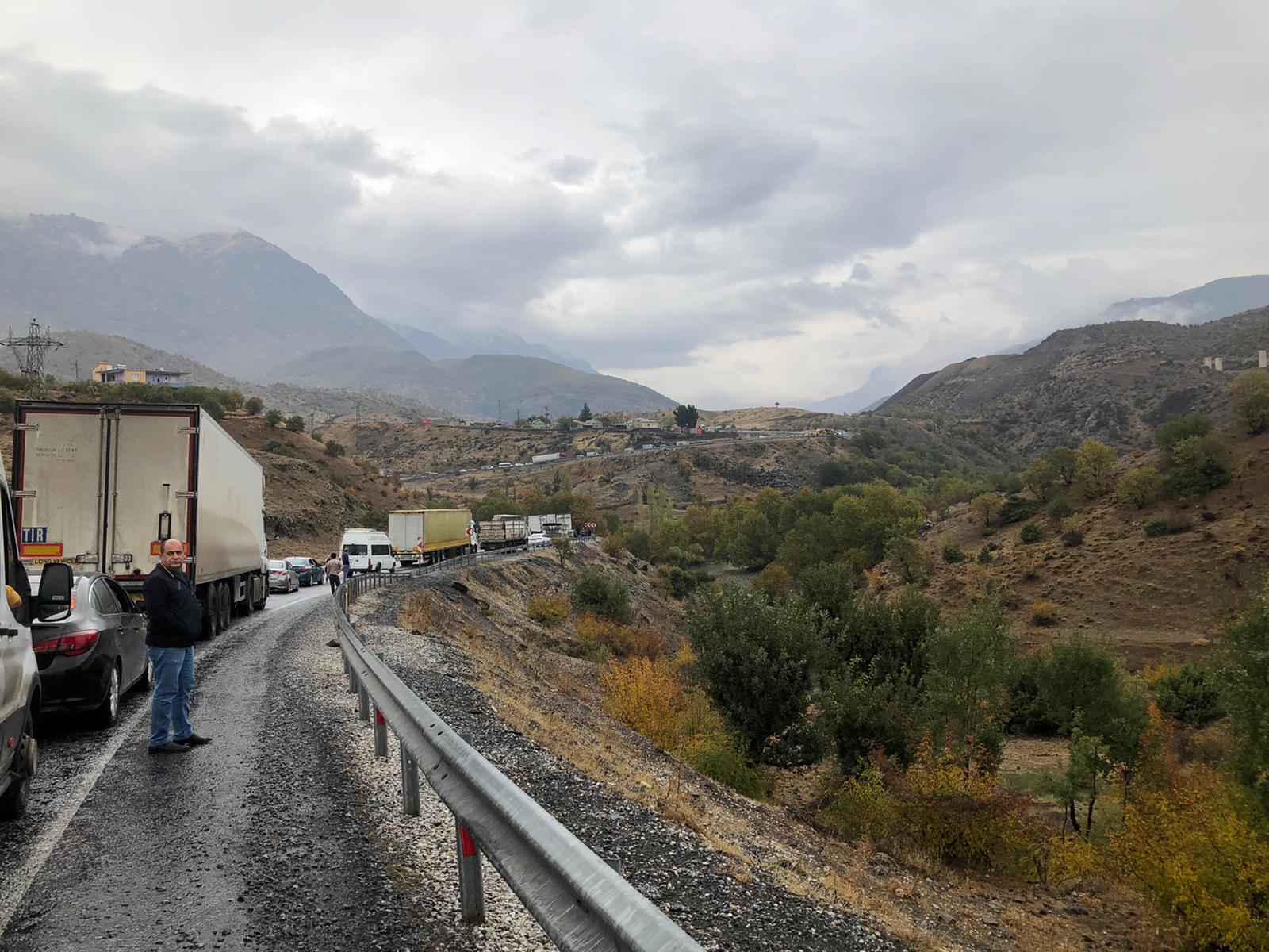 Siirt - Bitlis yolunda bir araç dereye düştü