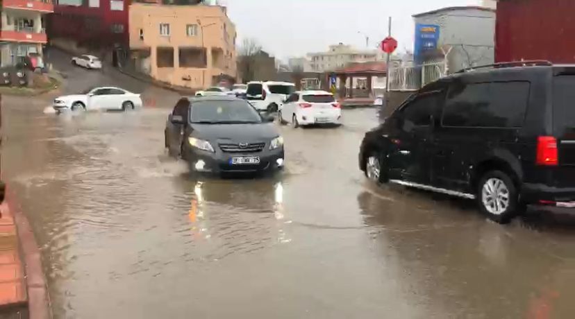 Siirt'te Arabalar Yüzebiliyormuş