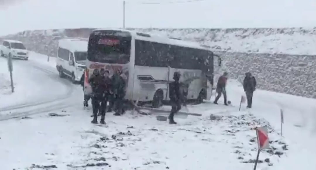 Yoğun Kar Yağışı Kazaya Neden Oldu