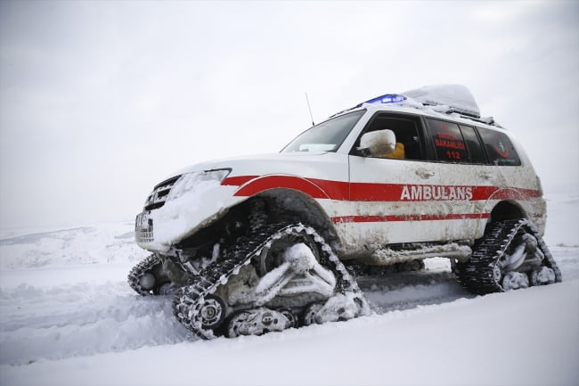 Pozitif Hastalara Kar Paletli Ambulansla Gidiliyor