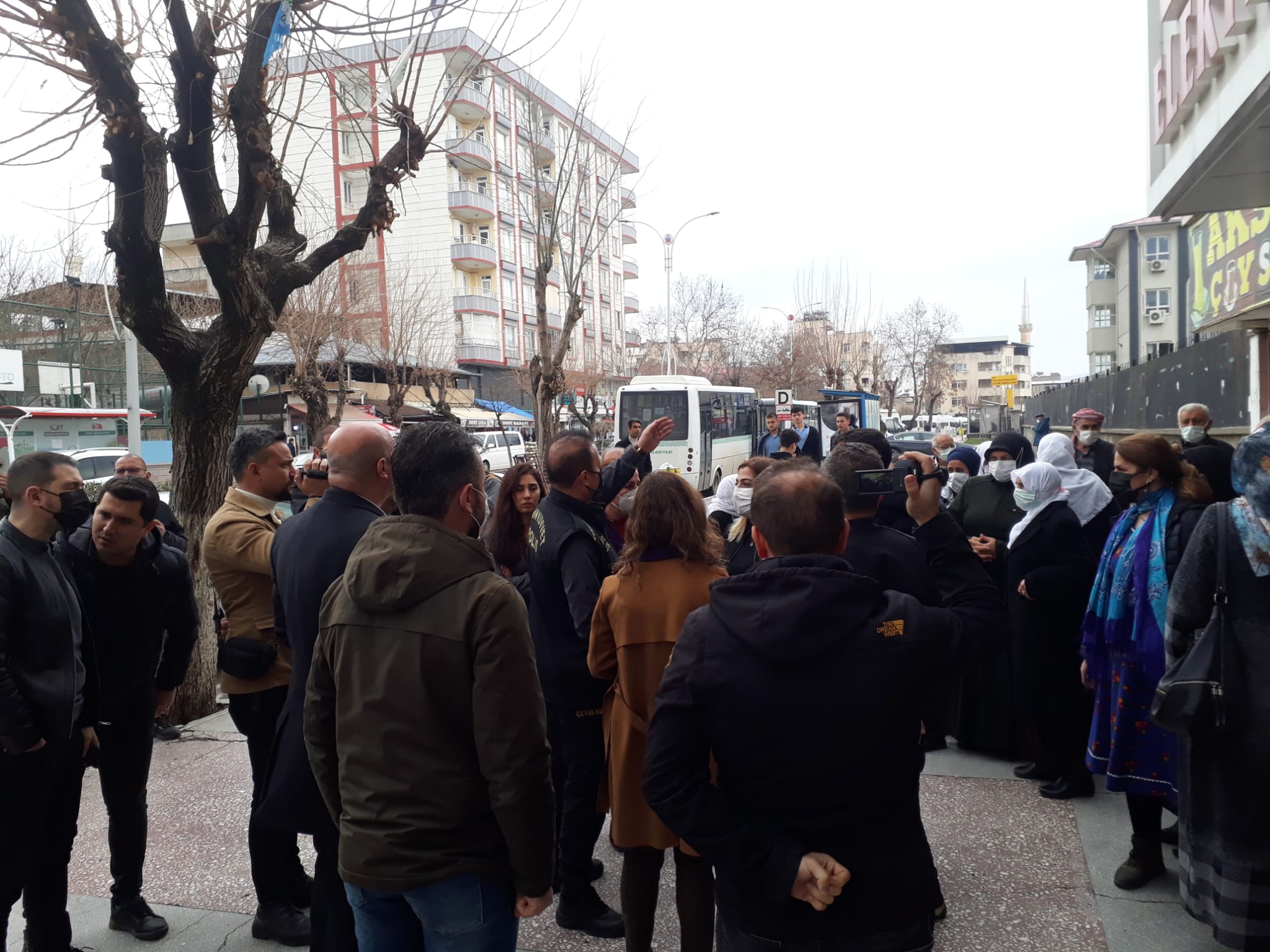 HDP'nin Basın Açıklamasına Polis Müdahale Etti