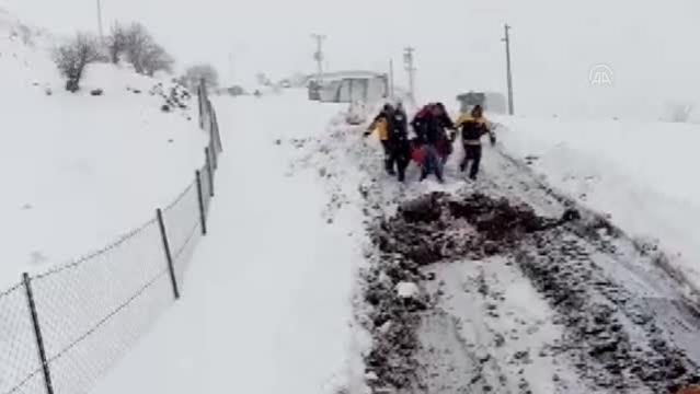 Siirt’te Yolu Kapanan Köydeki Hasta Hastaneye Ulaştırıldı