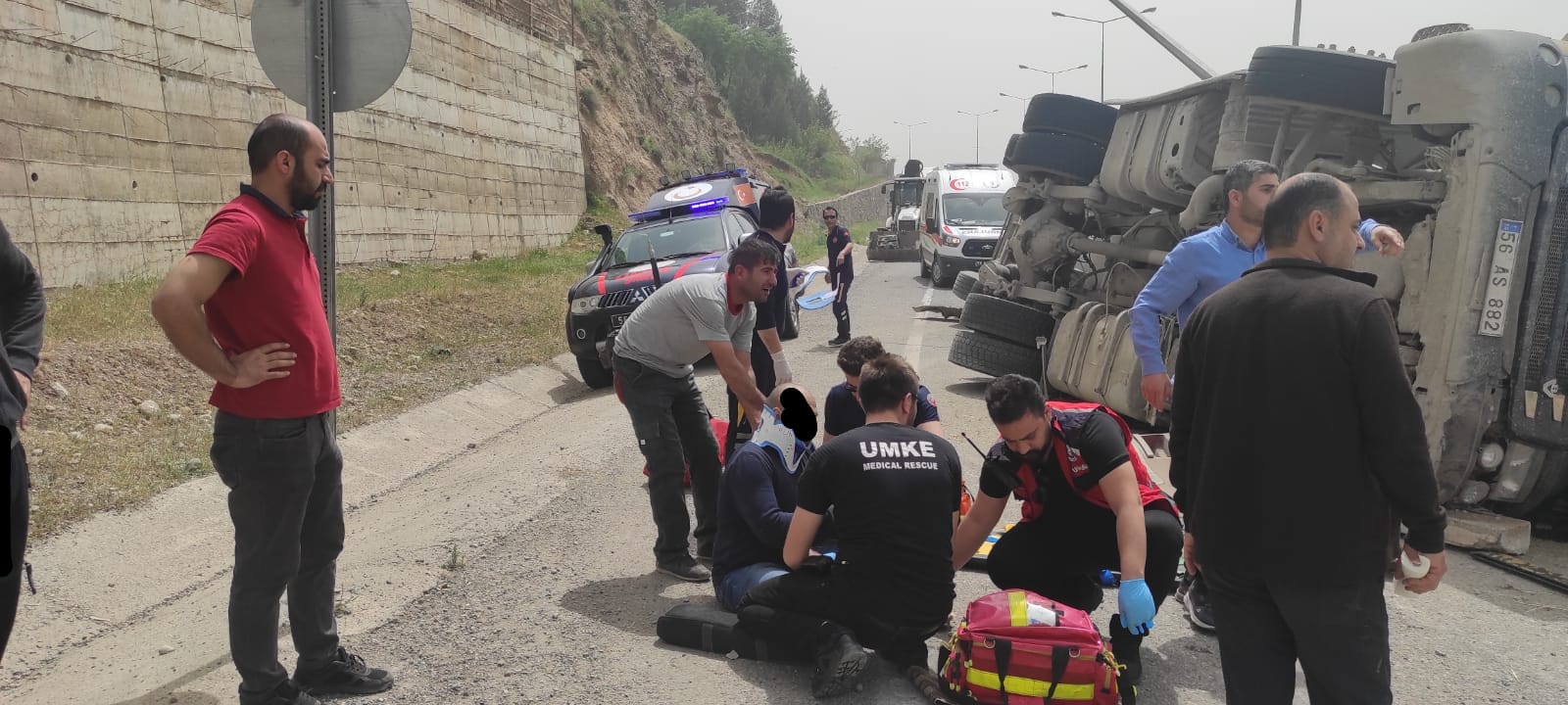 Kezer’de Virajı Alamayan Tır Devrildi: 1 Yaralı